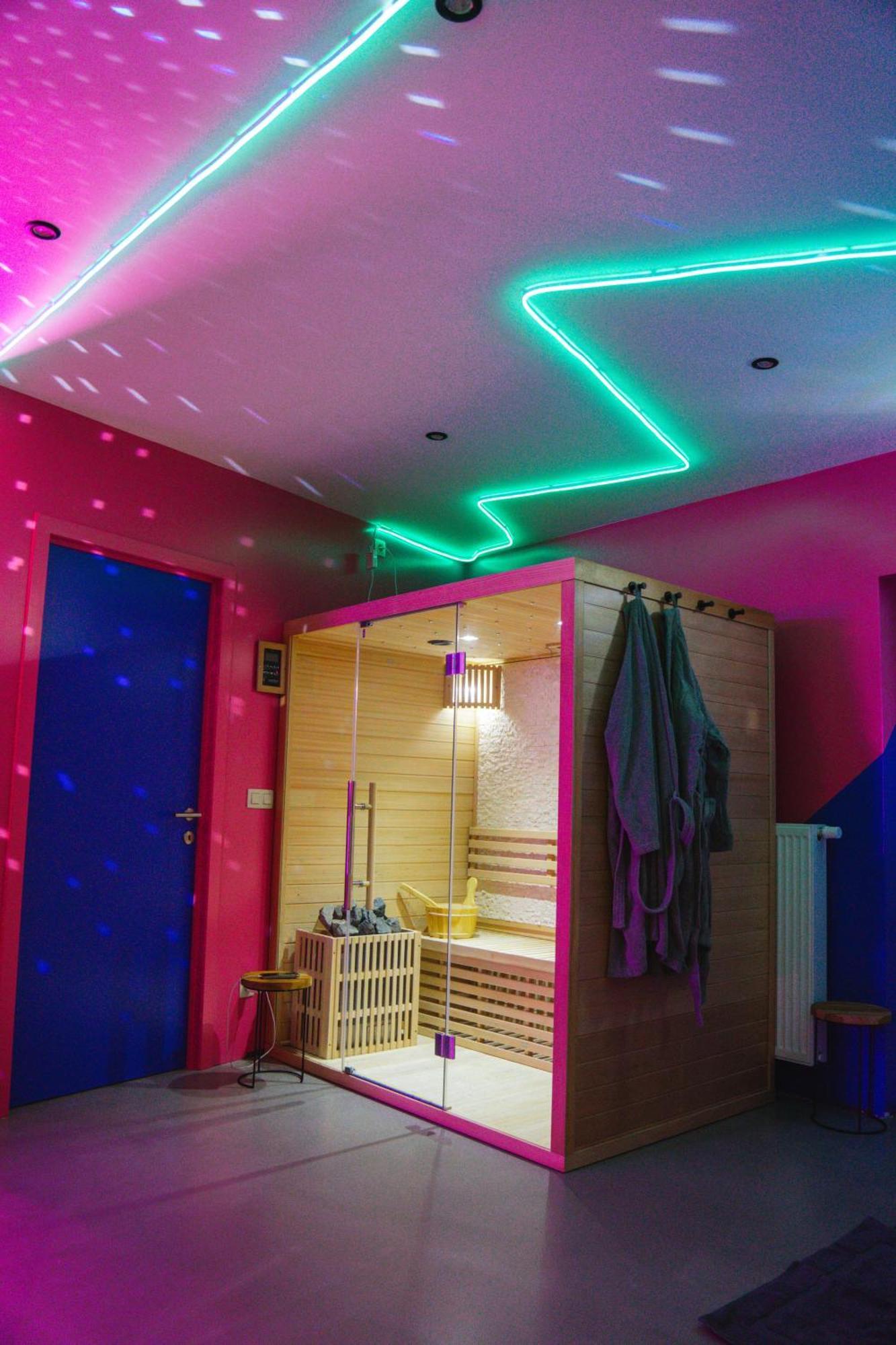 Capsule Boogie-Woogie - Jacuzzi - Sauna - Billard - Jeux - Ecran Geant - Filet Suspendu - Netflix La Louvière Exteriör bild
