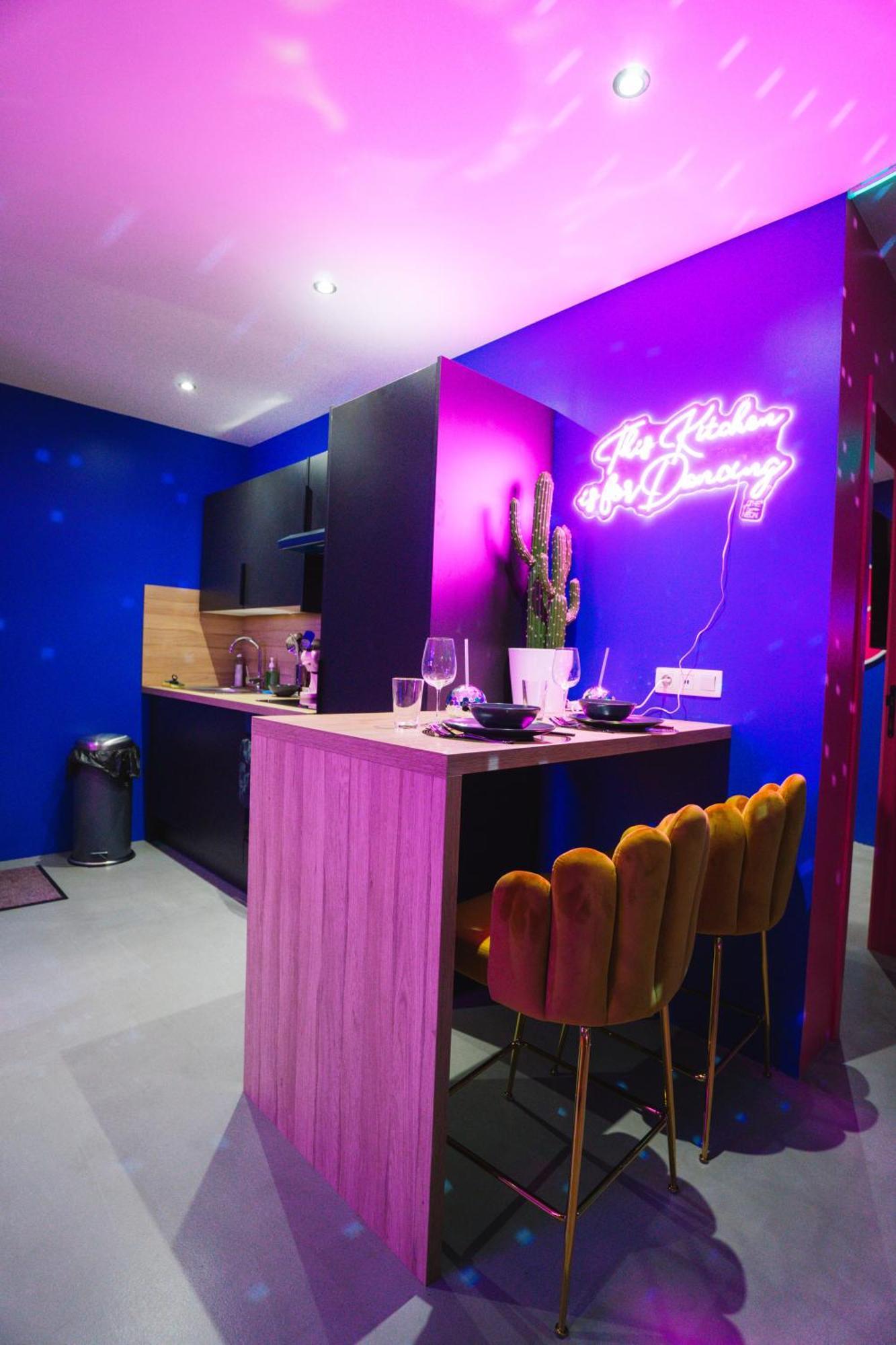 Capsule Boogie-Woogie - Jacuzzi - Sauna - Billard - Jeux - Ecran Geant - Filet Suspendu - Netflix La Louvière Exteriör bild