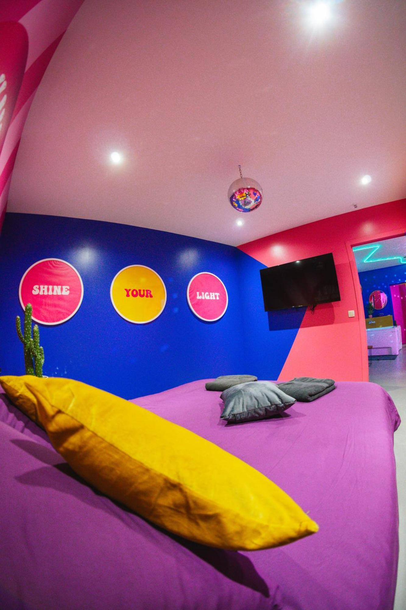 Capsule Boogie-Woogie - Jacuzzi - Sauna - Billard - Jeux - Ecran Geant - Filet Suspendu - Netflix La Louvière Exteriör bild