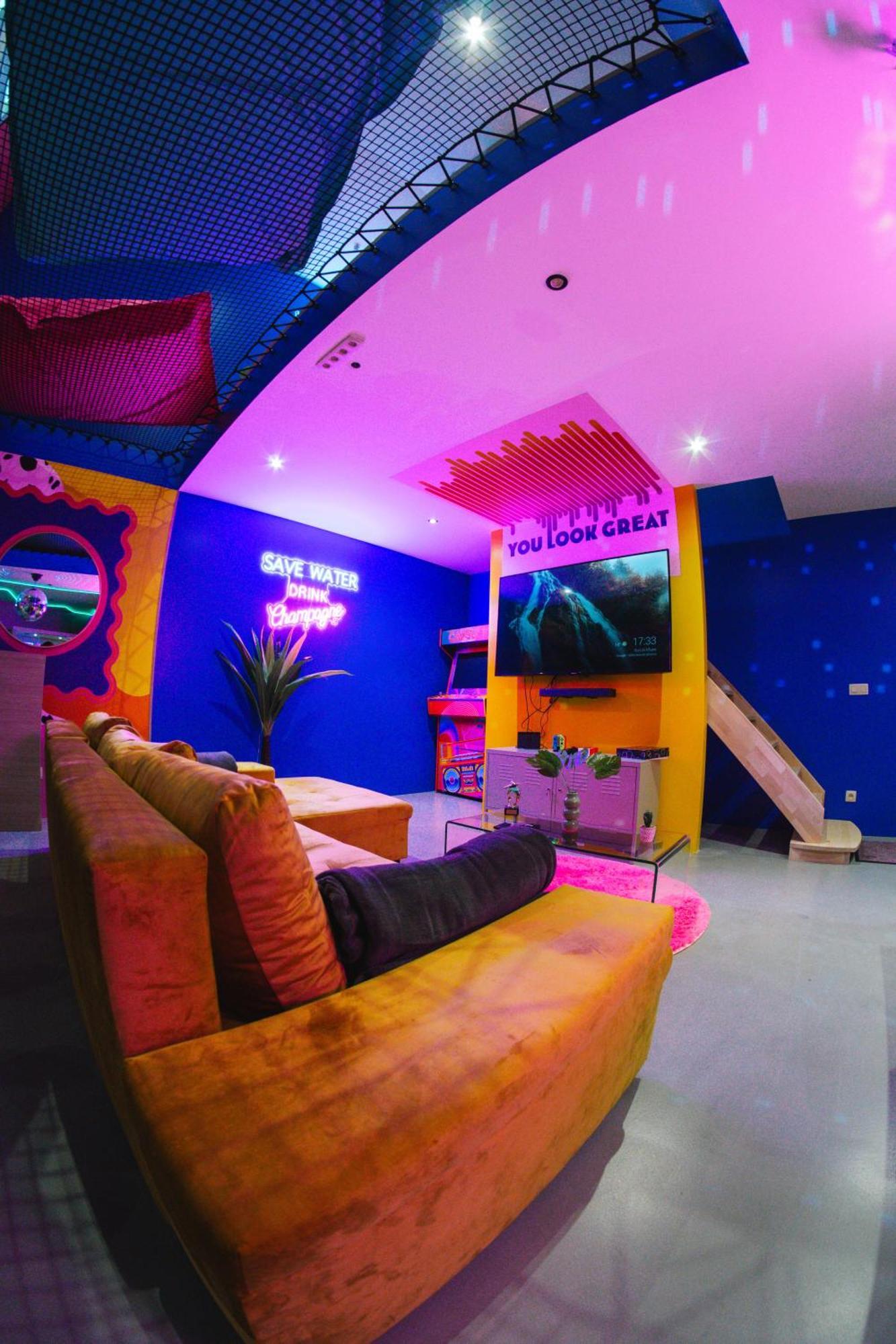 Capsule Boogie-Woogie - Jacuzzi - Sauna - Billard - Jeux - Ecran Geant - Filet Suspendu - Netflix La Louvière Exteriör bild