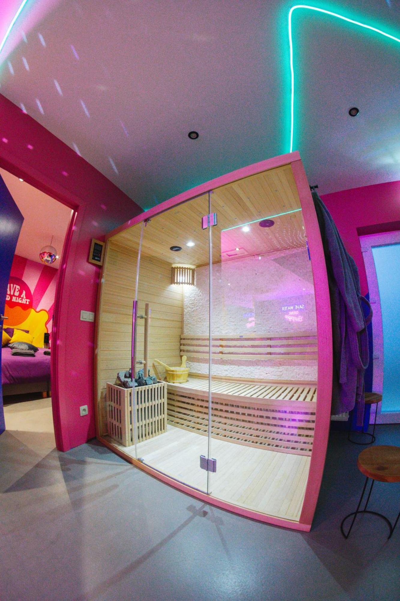 Capsule Boogie-Woogie - Jacuzzi - Sauna - Billard - Jeux - Ecran Geant - Filet Suspendu - Netflix La Louvière Exteriör bild