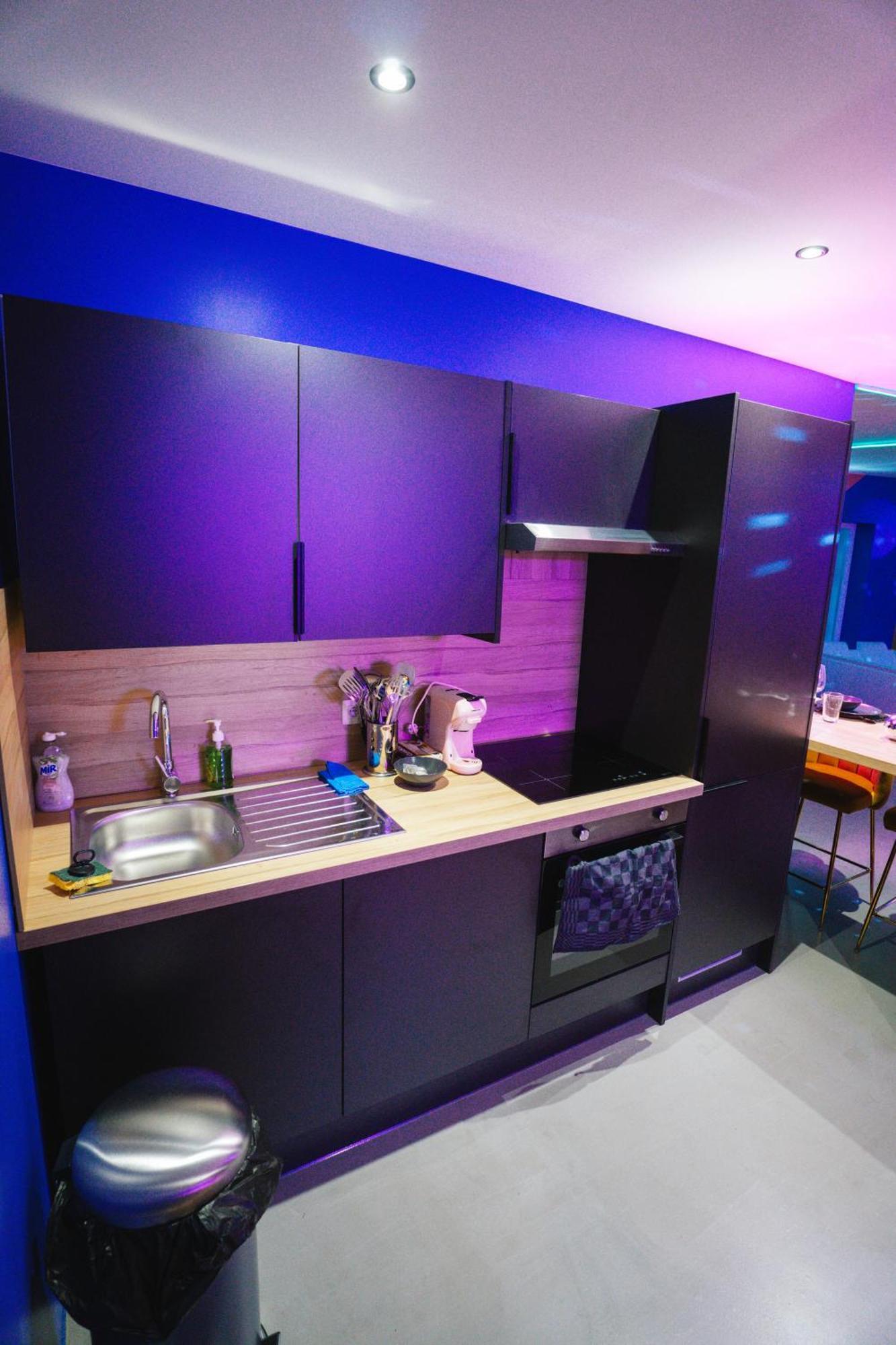 Capsule Boogie-Woogie - Jacuzzi - Sauna - Billard - Jeux - Ecran Geant - Filet Suspendu - Netflix La Louvière Exteriör bild