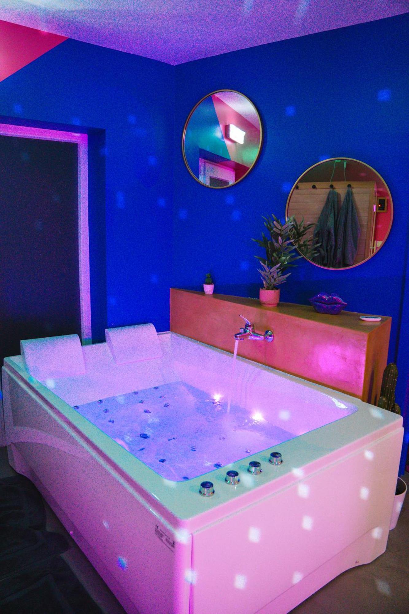 Capsule Boogie-Woogie - Jacuzzi - Sauna - Billard - Jeux - Ecran Geant - Filet Suspendu - Netflix La Louvière Exteriör bild