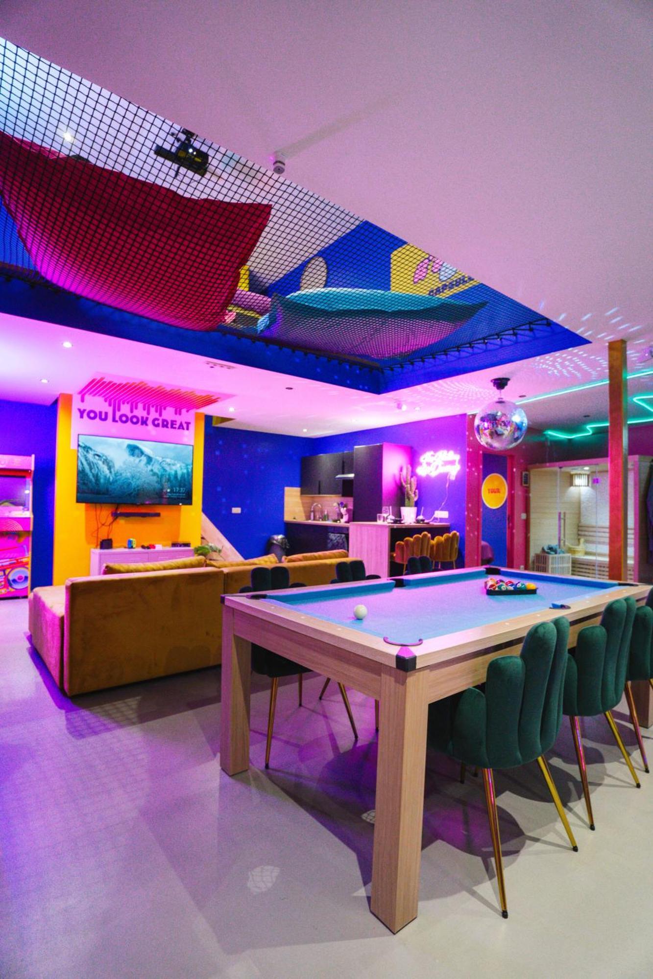 Capsule Boogie-Woogie - Jacuzzi - Sauna - Billard - Jeux - Ecran Geant - Filet Suspendu - Netflix La Louvière Exteriör bild