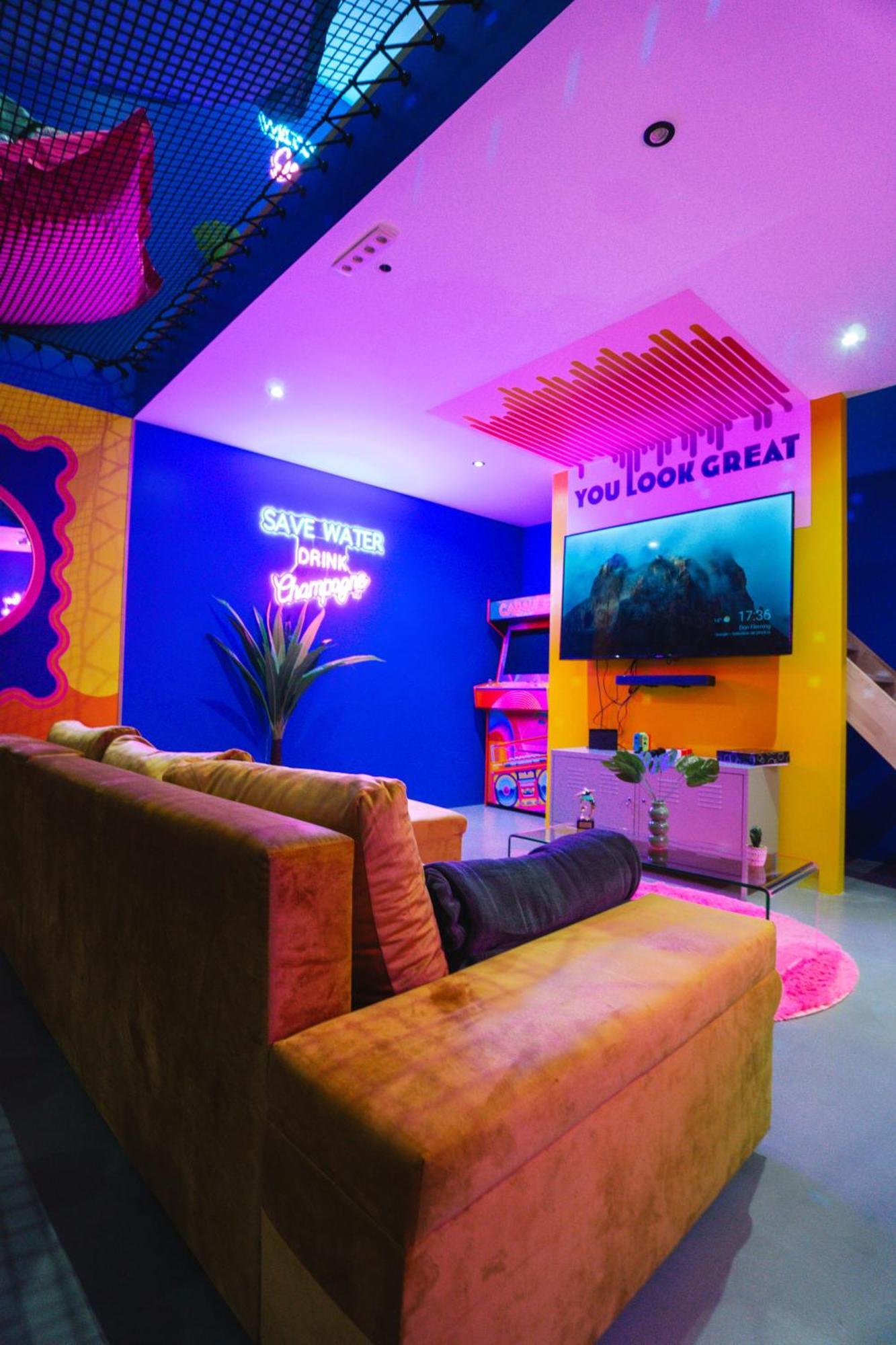 Capsule Boogie-Woogie - Jacuzzi - Sauna - Billard - Jeux - Ecran Geant - Filet Suspendu - Netflix La Louvière Exteriör bild