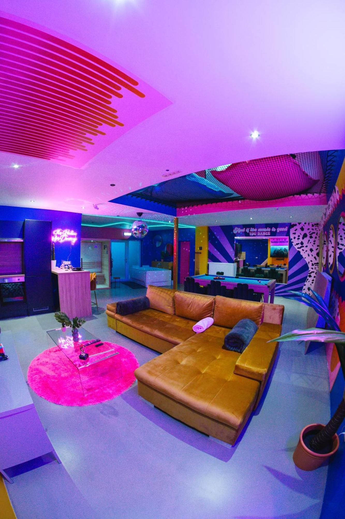 Capsule Boogie-Woogie - Jacuzzi - Sauna - Billard - Jeux - Ecran Geant - Filet Suspendu - Netflix La Louvière Exteriör bild