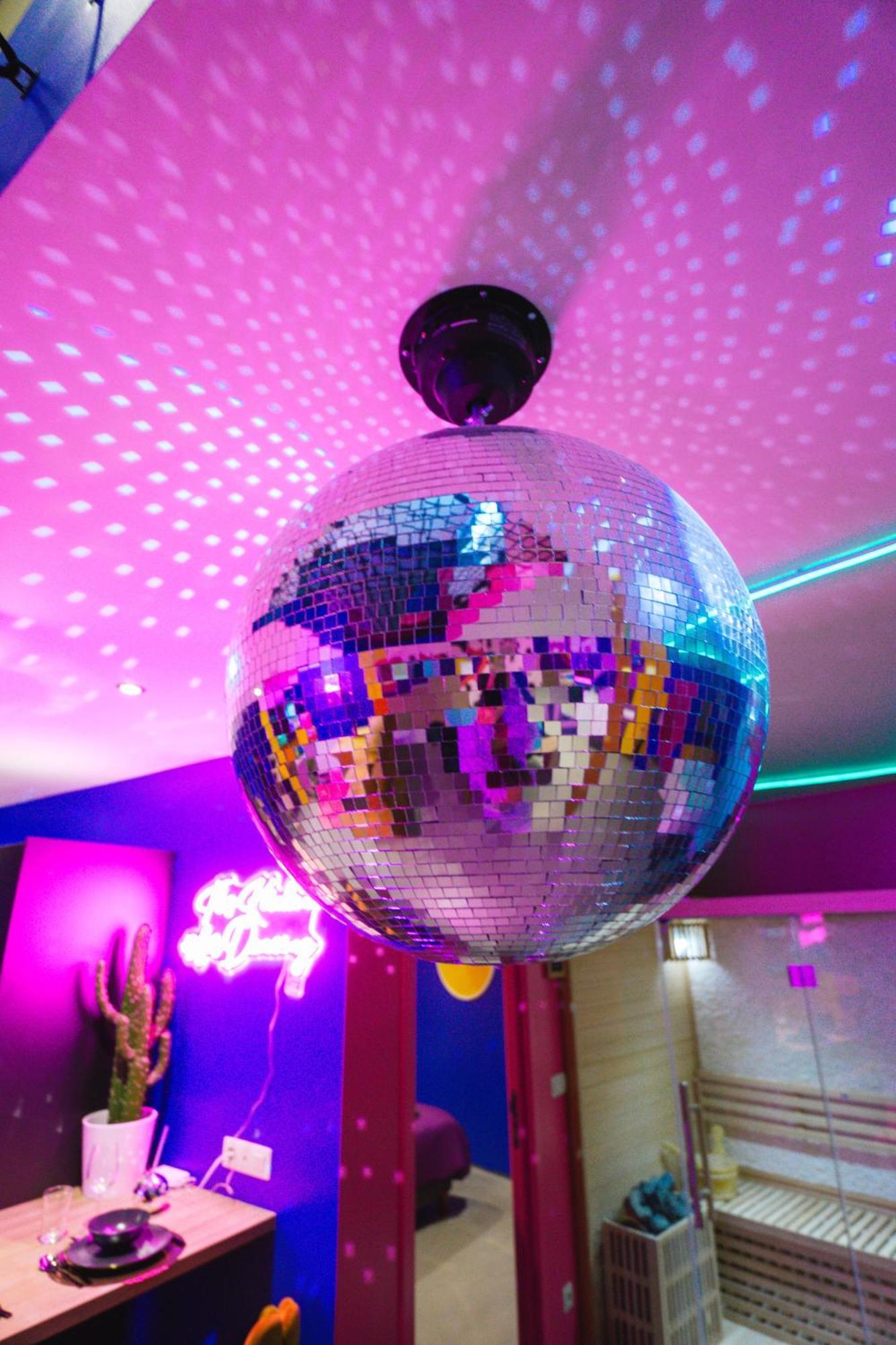 Capsule Boogie-Woogie - Jacuzzi - Sauna - Billard - Jeux - Ecran Geant - Filet Suspendu - Netflix La Louvière Exteriör bild