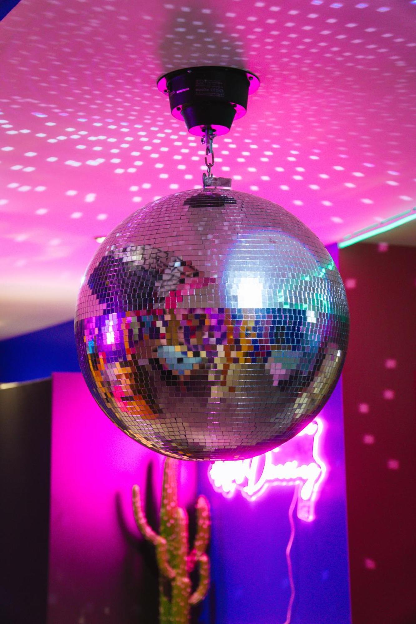 Capsule Boogie-Woogie - Jacuzzi - Sauna - Billard - Jeux - Ecran Geant - Filet Suspendu - Netflix La Louvière Exteriör bild