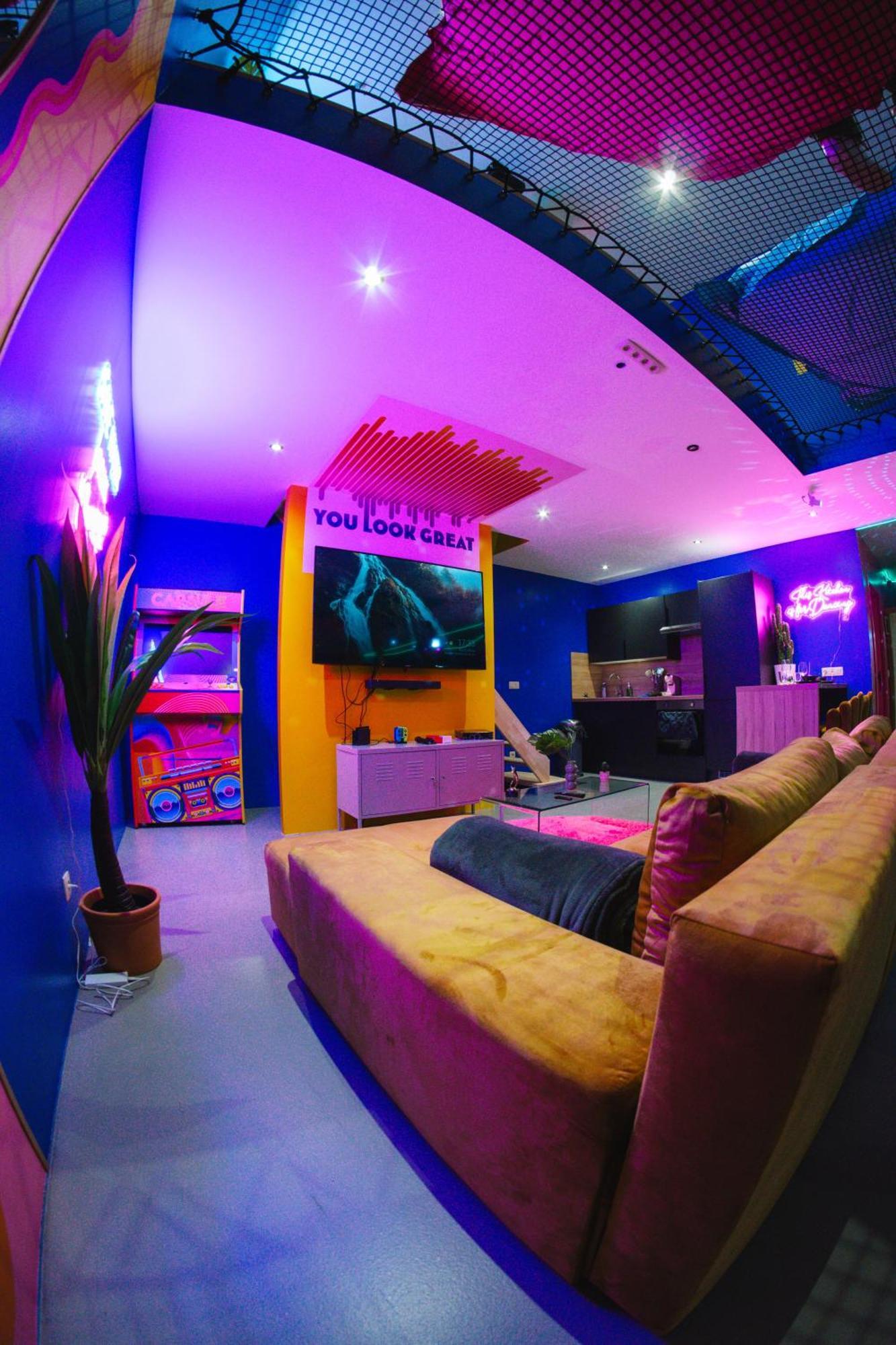 Capsule Boogie-Woogie - Jacuzzi - Sauna - Billard - Jeux - Ecran Geant - Filet Suspendu - Netflix La Louvière Exteriör bild