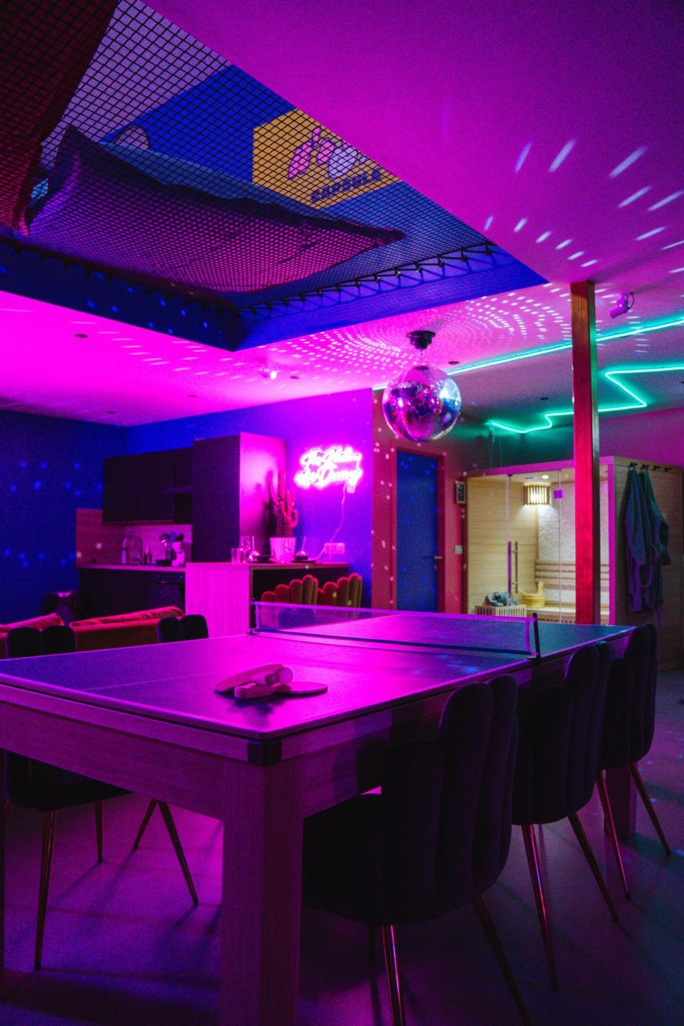 Capsule Boogie-Woogie - Jacuzzi - Sauna - Billard - Jeux - Ecran Geant - Filet Suspendu - Netflix La Louvière Exteriör bild