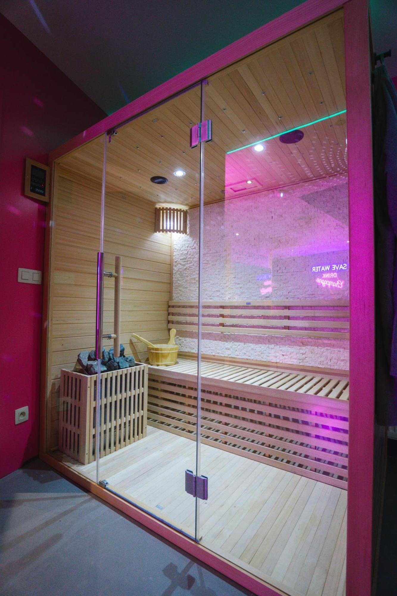 Capsule Boogie-Woogie - Jacuzzi - Sauna - Billard - Jeux - Ecran Geant - Filet Suspendu - Netflix La Louvière Exteriör bild