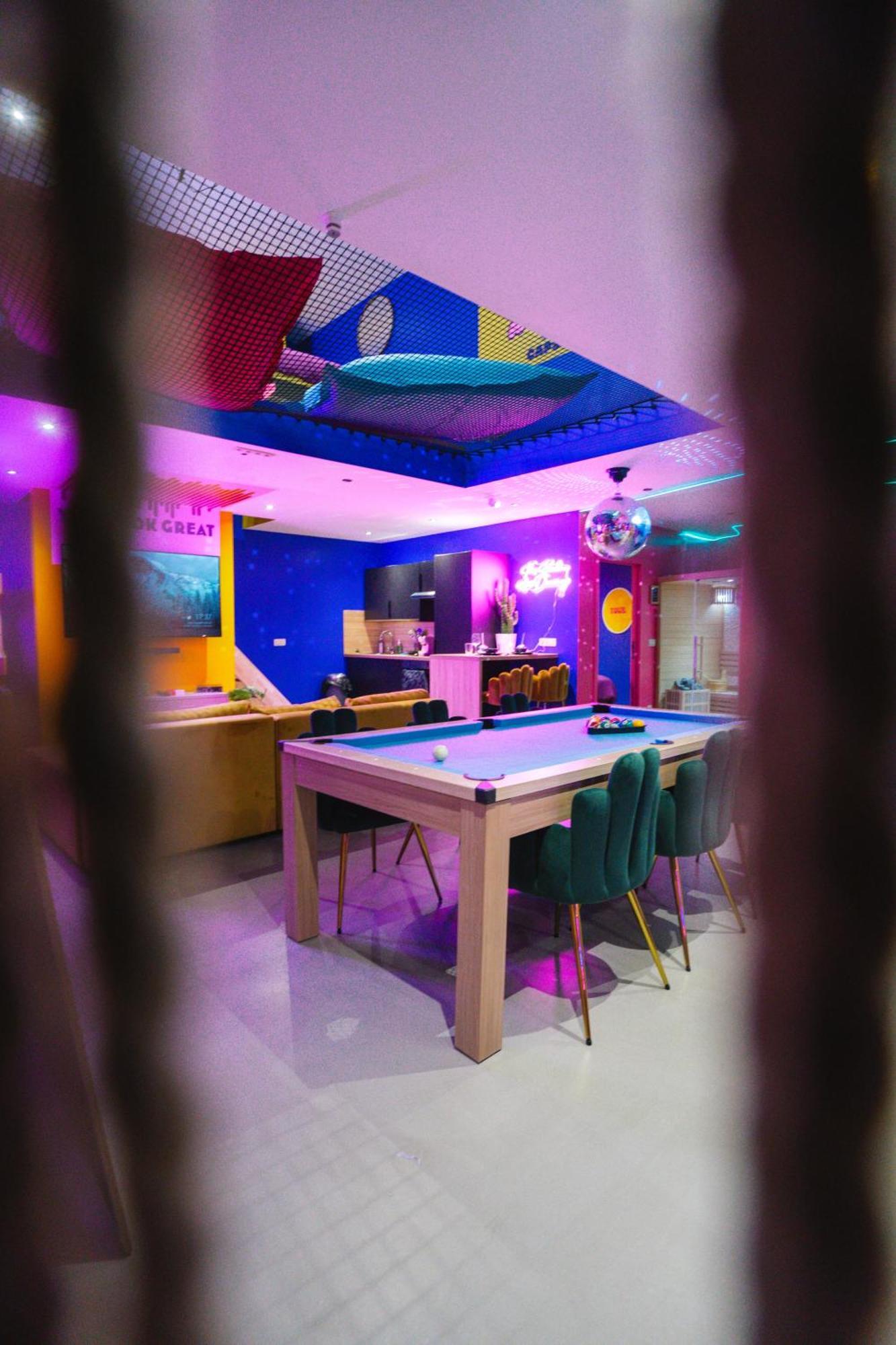 Capsule Boogie-Woogie - Jacuzzi - Sauna - Billard - Jeux - Ecran Geant - Filet Suspendu - Netflix La Louvière Exteriör bild
