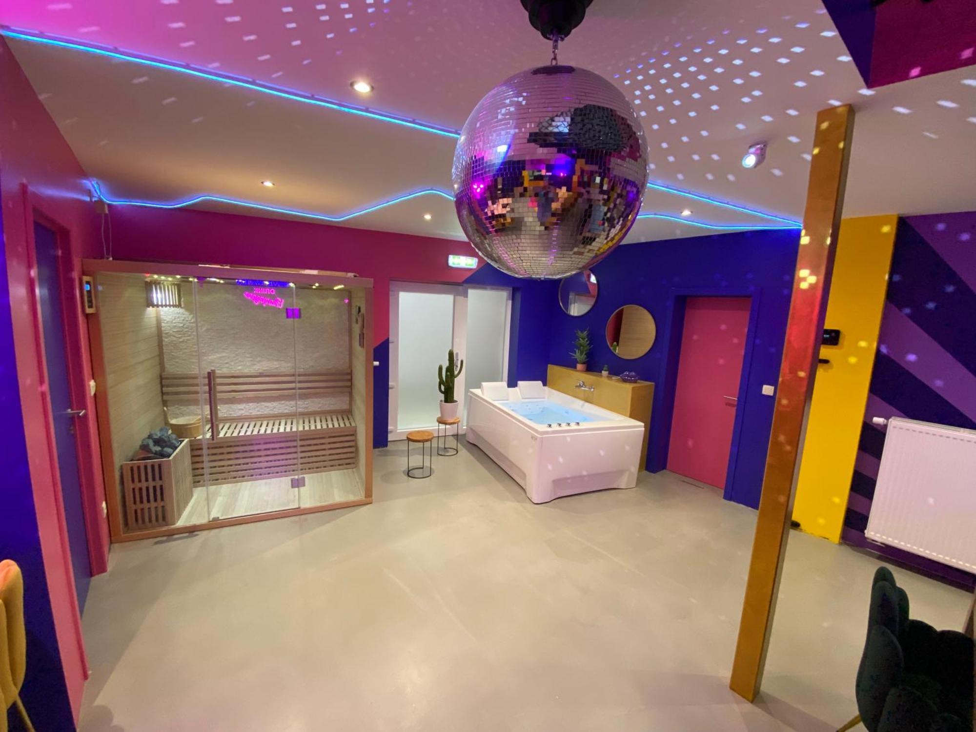 Capsule Boogie-Woogie - Jacuzzi - Sauna - Billard - Jeux - Ecran Geant - Filet Suspendu - Netflix La Louvière Exteriör bild