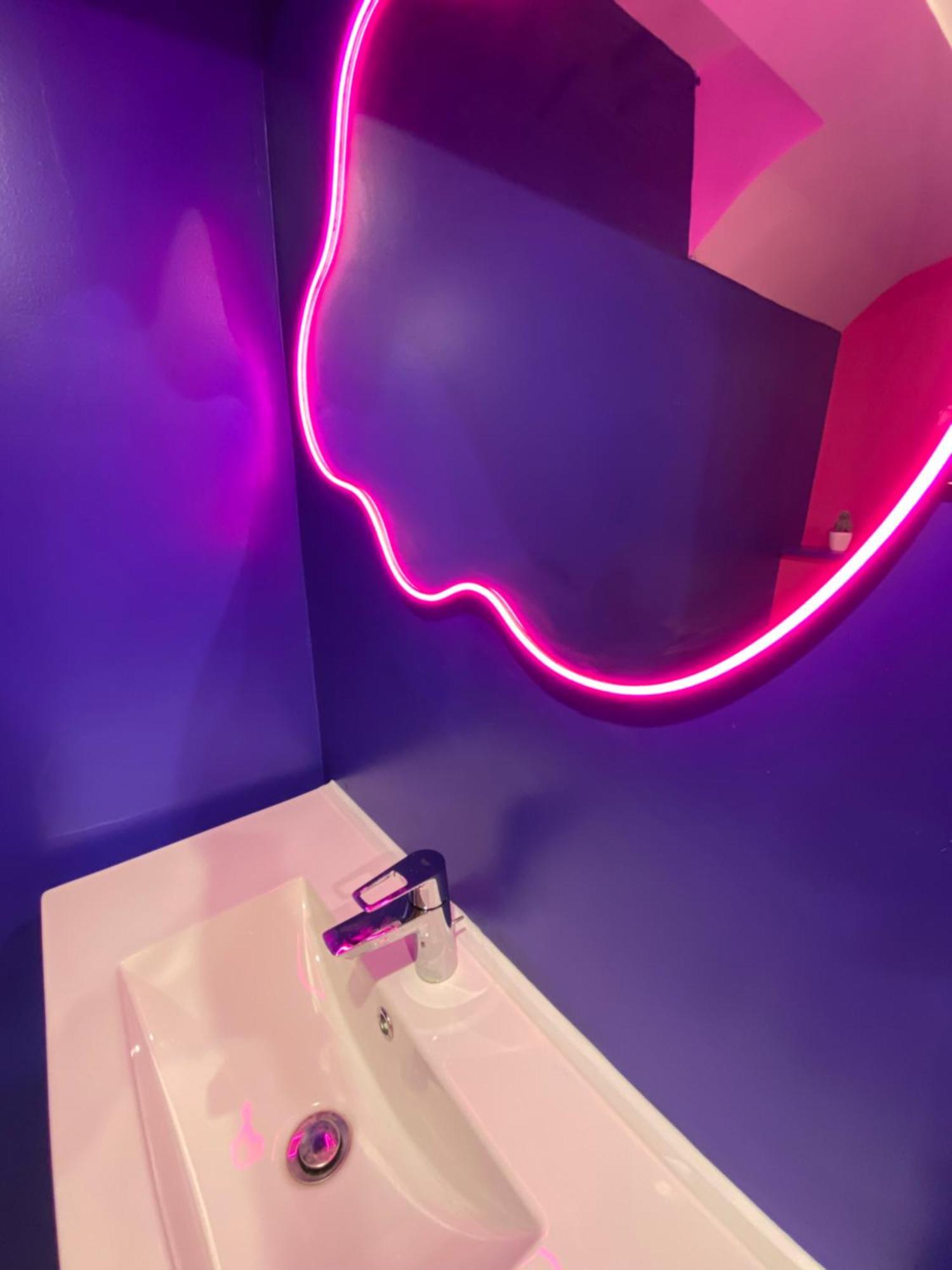 Capsule Boogie-Woogie - Jacuzzi - Sauna - Billard - Jeux - Ecran Geant - Filet Suspendu - Netflix La Louvière Exteriör bild